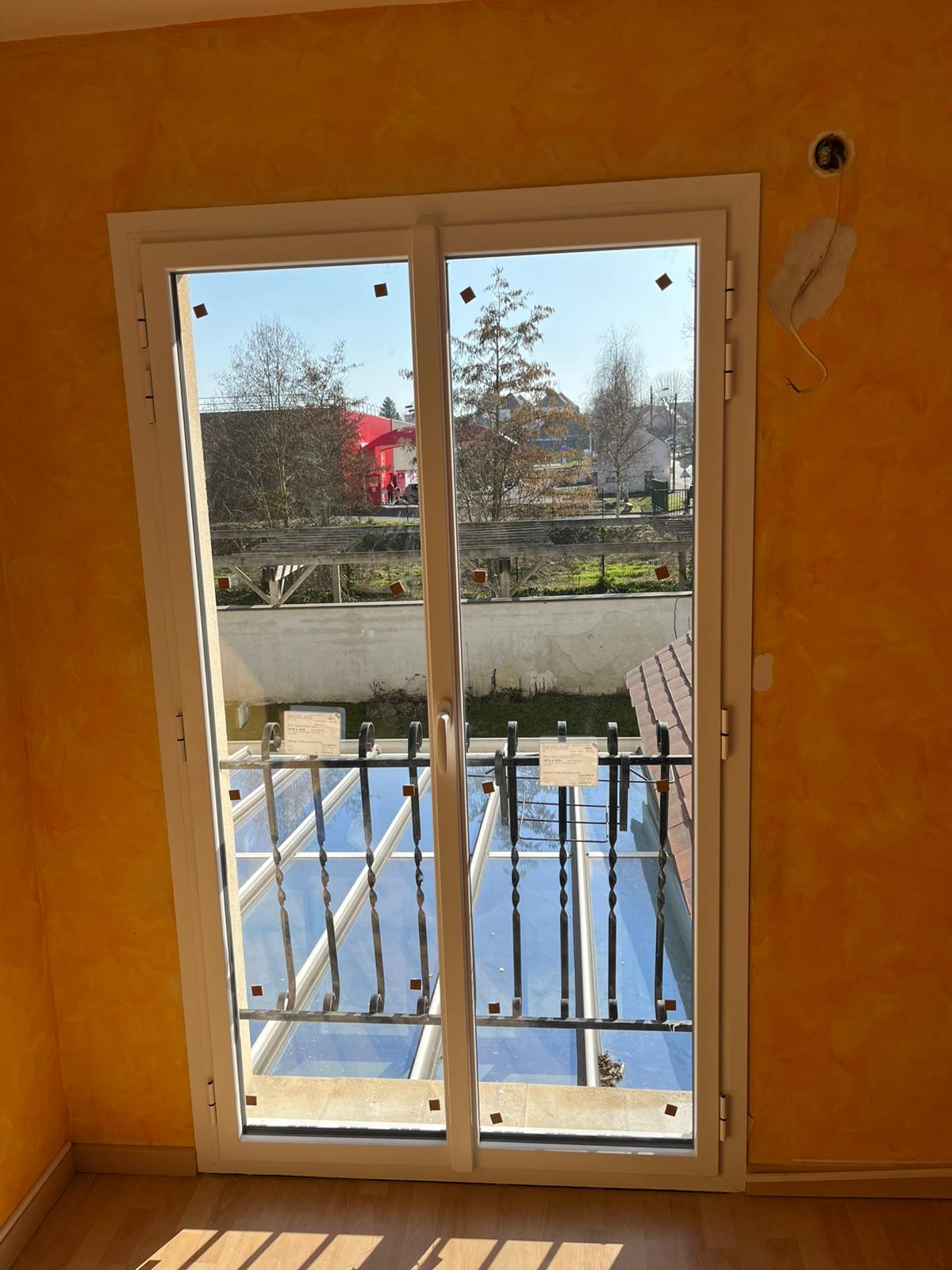 Fenêtre coulissante en aluminium noir avec grande baie vitrée offrant une vue panoramique